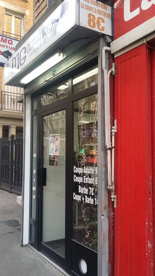 Une ancienne vue de la vitrine, avec ses tarifs peints et des guirlandes lumineuses.