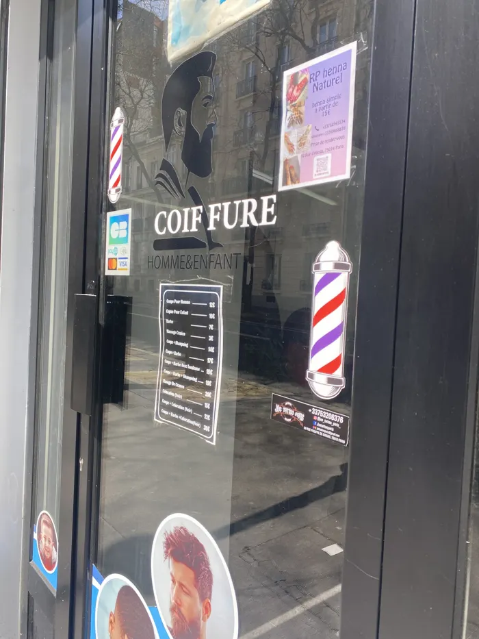 La porte vitrée : lettrage Coiffure homme et enfant, liste des tarifs et autocollants de poteaux de barbier.